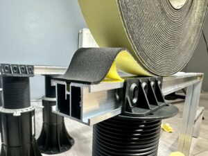 ¡Novedad! Sistema de aluminio Bruggan Expert para colocación de tarima de compósite. Cinta acústica. ¿Qué es y por qué es tan útil para un patio? Evita que entren en contacto directo y reduce el riesgo de desgaste mecánico, fricción y corrosión