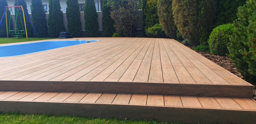 Entarimado para una casa de pueblo o una vivienda vacacional. ¿Por qué los suelos compuestos son la mejor solución para equipar una pérgola, una terraza o el espacio alrededor de la piscina de su casa de campo o casa de verano?