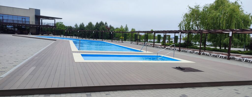 Una colección de propiedades impresionantes, con tarimas Bruggan y Legro. En la nueva temporada de vacaciones se construyó una enorme terraza con el tablero Bruggan Elegant Light 3D en color Wine Brown