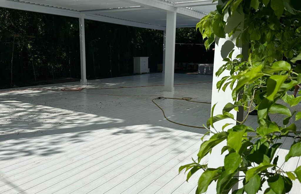 Una colección de propiedades impresionantes, con tarimas Bruggan y Legro. Para crear una nueva terraza acogedora para el restaurante, se eligió Legro Evolution en color Fashion White