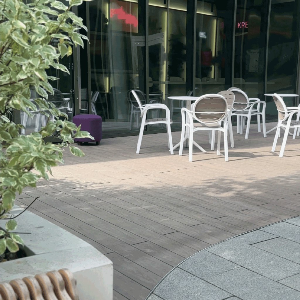 Diseños de temporada. Los suelos de composite más bonitos y exclusivos de Woodplast. Café que combina confort y ecología. Lviv, Ucrania. Tarima: Bruggan Multicolor, Wenge