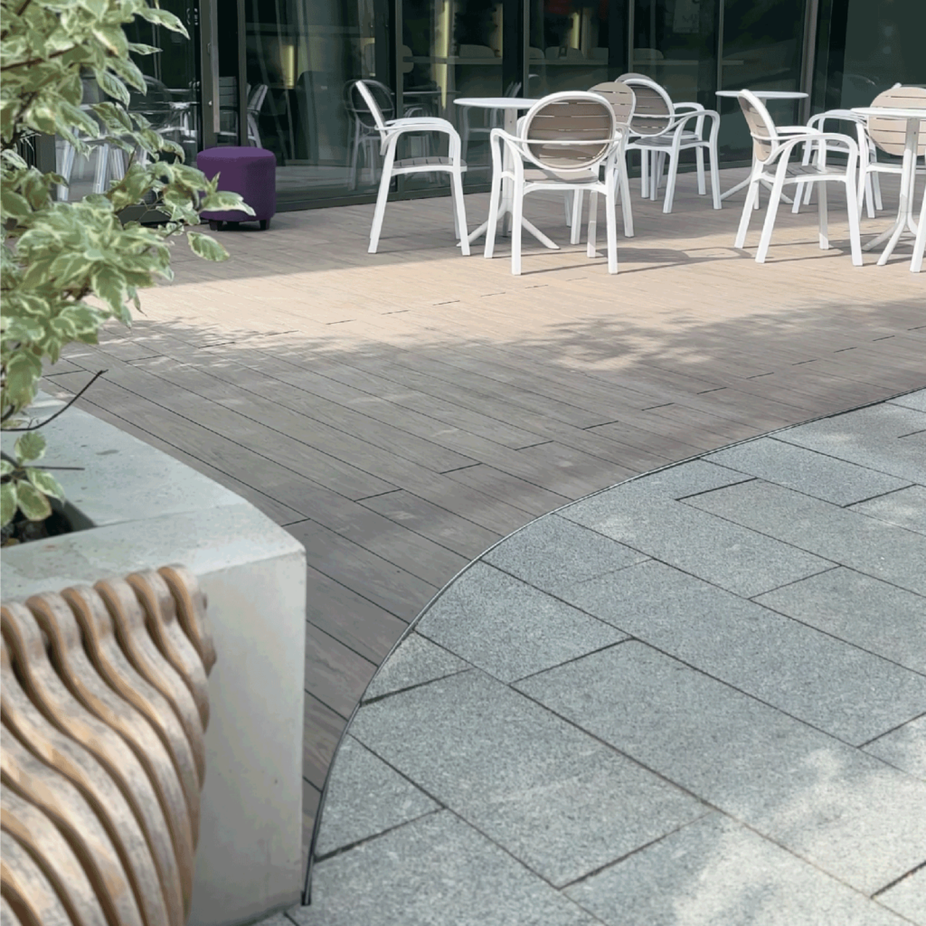 Diseños de temporada. Los suelos de composite más bonitos y exclusivos de Woodplast. Café que combina confort y ecología. Lviv, Ucrania. Tarima: Bruggan Multicolor, Wenge