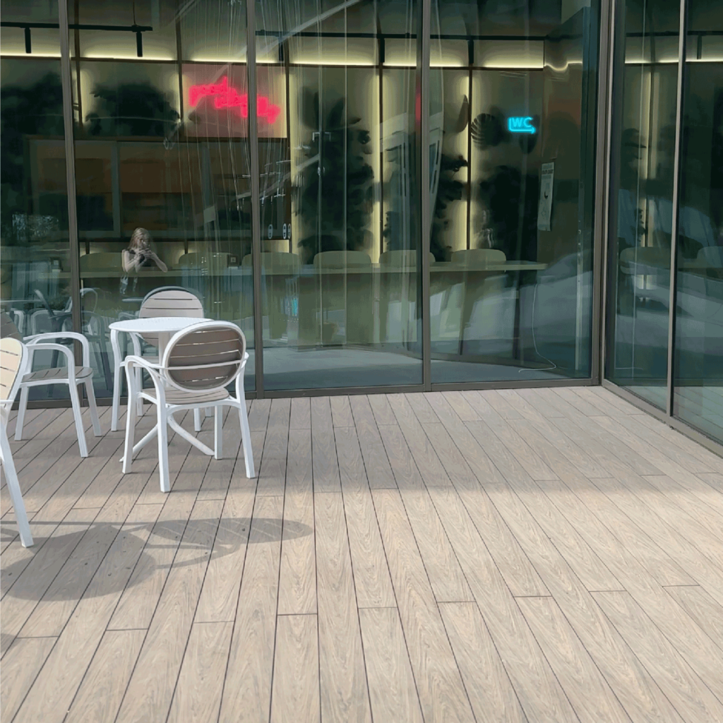 Diseños de temporada. Los suelos de composite más bonitos y exclusivos de Woodplast. Café que combina confort y ecología. Lviv, Ucrania. Tarima: Bruggan Multicolor, Wenge