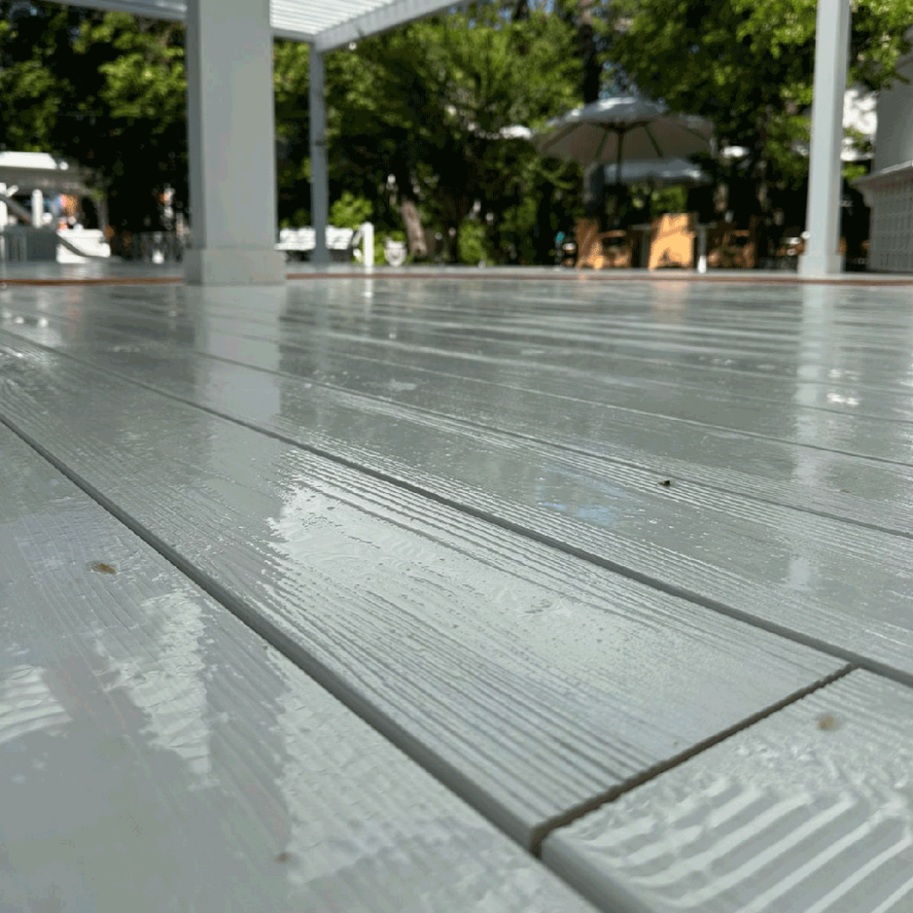 Diseños de temporada. Los suelos de composite más bonitos y exclusivos de Woodplast. La terraza blanca como la nieve del restaurante más famoso de Odesa. Lugar: Odesa, Ucrania. Tarima: Legro Evolution, Fashion White
