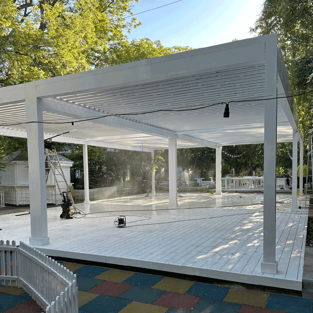 Diseños de temporada. Los suelos de composite más bonitos y exclusivos de Woodplast. La terraza blanca como la nieve del restaurante más famoso de Odesa. Lugar: Odesa, Ucrania. Tarima: Legro Evolution, Fashion White