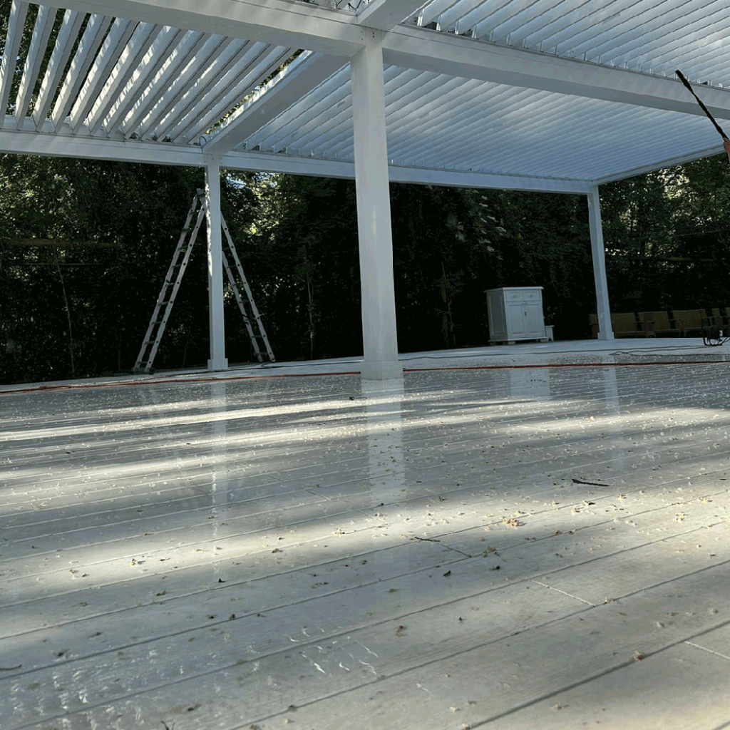 Diseños de temporada. Los suelos de composite más bonitos y exclusivos de Woodplast. La terraza blanca como la nieve del restaurante más famoso de Odesa. Lugar: Odesa, Ucrania. Tarima: Legro Evolution, Fashion White