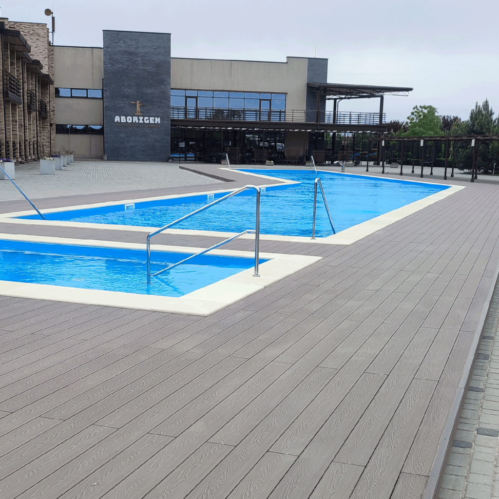 Diseños de temporada. Los suelos de composite más bonitos y exclusivos de Woodplast. Terraza junto a la piscina, que se encuentra entre las 10 mejores de Ucrania. Novovelovka, Ucrania. Tarima: Bruggan Elegant Light 3D, Wine Brown