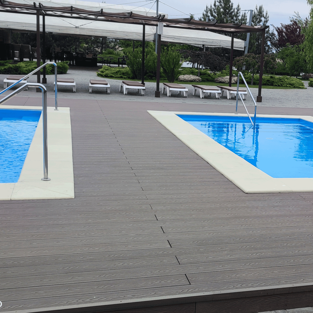 Diseños de temporada. Los suelos de composite más bonitos y exclusivos de Woodplast. Terraza junto a la piscina, que se encuentra entre las 10 mejores de Ucrania. Novovelovka, Ucrania. Tarima: Bruggan Elegant Light 3D, Wine Brown