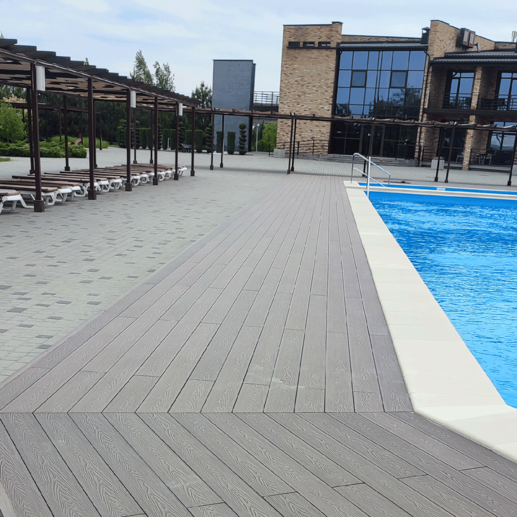Diseños de temporada. Los suelos de composite más bonitos y exclusivos de Woodplast. Terraza junto a la piscina, que se encuentra entre las 10 mejores de Ucrania. Novovelovka, Ucrania. Tarima: Bruggan Elegant Light 3D, Wine Brown