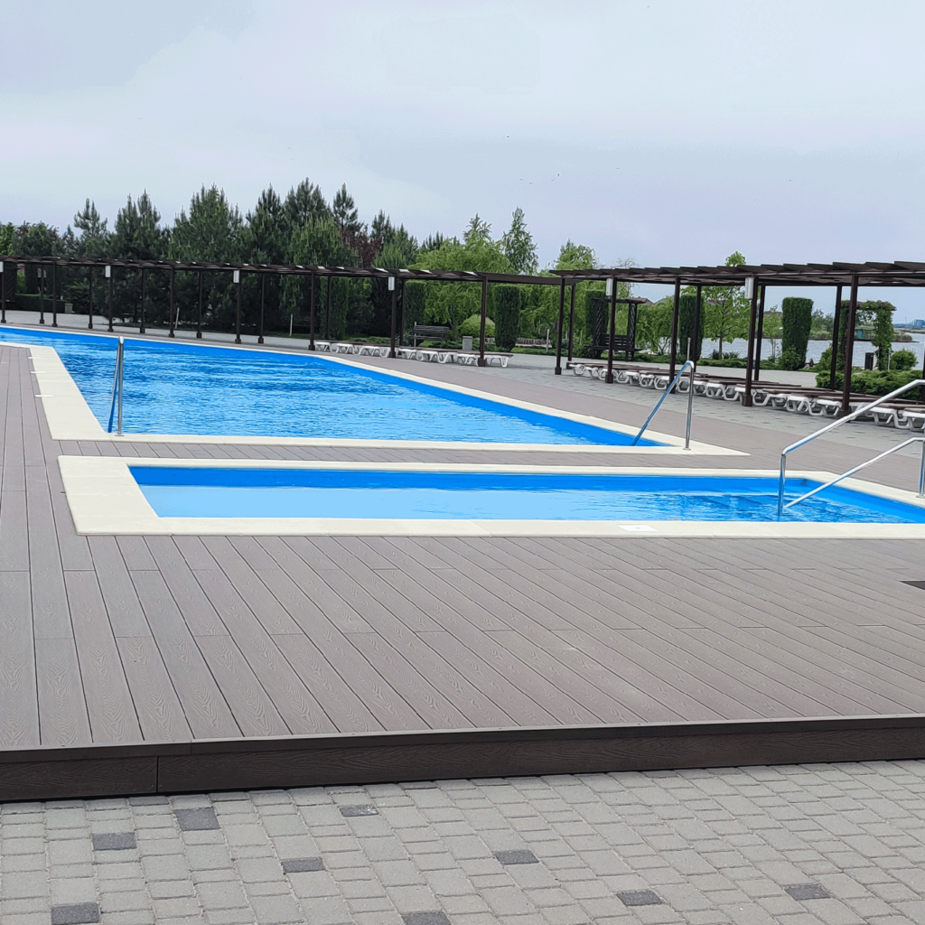 Diseños de temporada. Los suelos de composite más bonitos y exclusivos de Woodplast. Terraza junto a la piscina, que se encuentra entre las 10 mejores de Ucrania. Novovelovka, Ucrania. Tarima: Bruggan Elegant Light 3D, Wine Brown