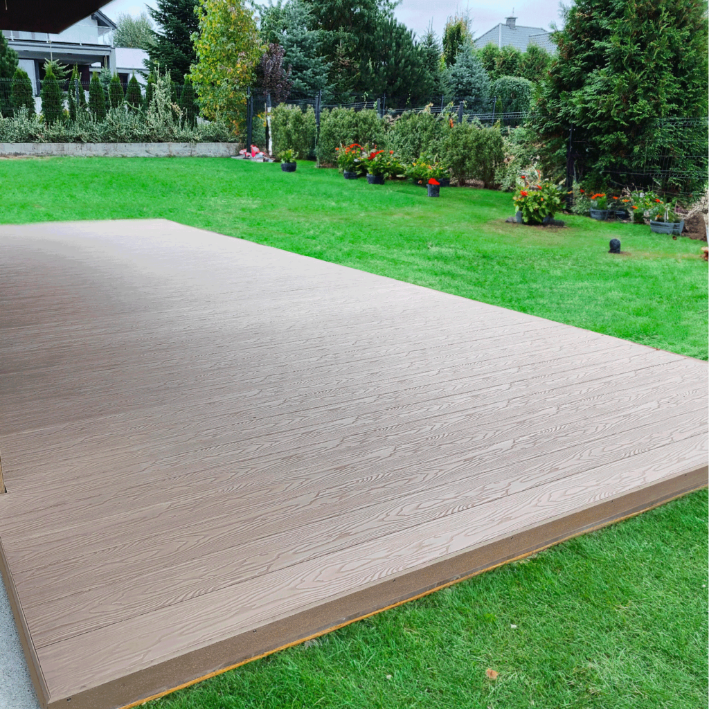 Diseños de temporada. Los suelos de composite más bonitos y exclusivos de Woodplast. Fachada y terraza como un solo espacio. casa particular, Polonia. Tarima: Bruggan Elegant Light 3D, Copper Natural