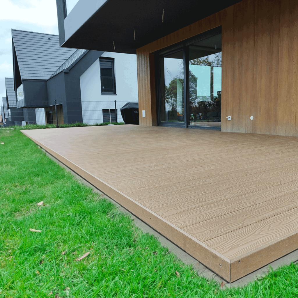 Diseños de temporada. Los suelos de composite más bonitos y exclusivos de Woodplast. Fachada y terraza como un solo espacio. casa particular, Polonia. Tarima: Bruggan Elegant Light 3D, Copper Natural
