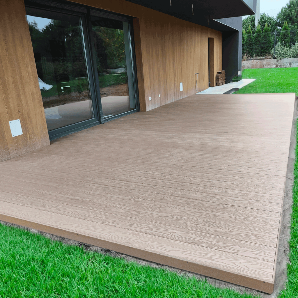 Diseños de temporada. Los suelos de composite más bonitos y exclusivos de Woodplast. Fachada y terraza como un solo espacio. casa particular, Polonia. Tarima: Bruggan Elegant Light 3D, Copper Natural