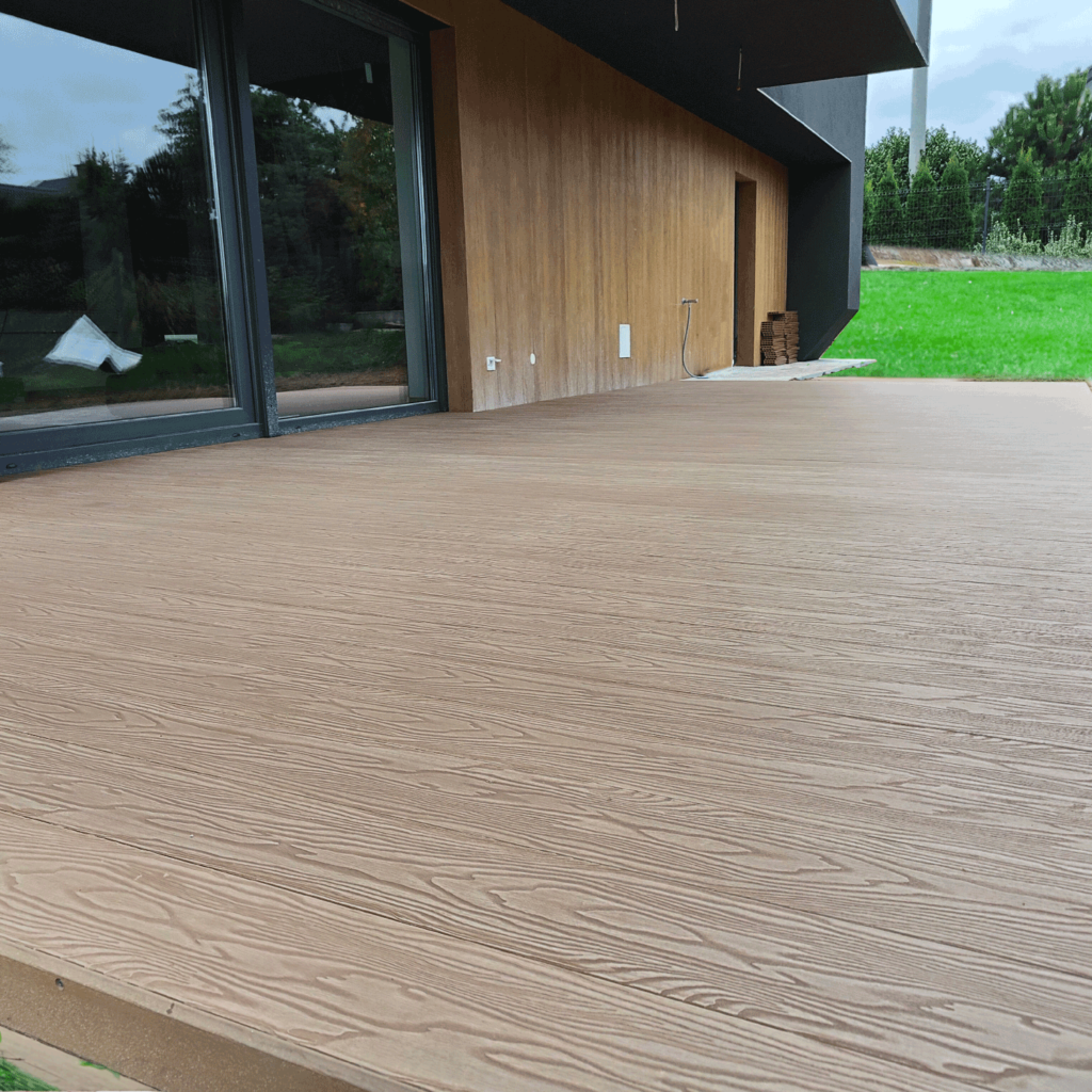 Diseños de temporada. Los suelos de composite más bonitos y exclusivos de Woodplast. Fachada y terraza como un solo espacio. casa particular, Polonia. Tarima: Bruggan Elegant Light 3D, Copper Natural